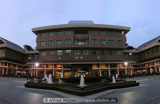 https://hse.com.bn/wp-content/uploads/2015/10/Yayasan-shopping-complex-540x353.jpg